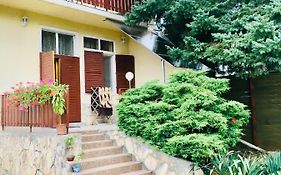 Sunny & Green Apartment